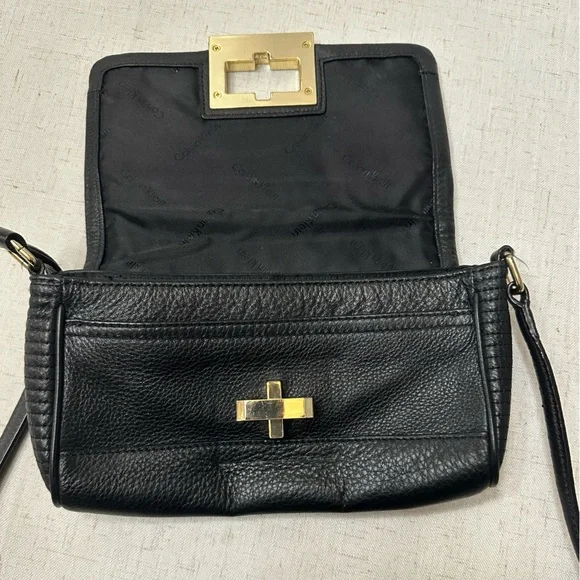 💜Calvin Klein Black Quilted Shoulder Bag with Gold-Tone Accent - Picture 9 of 9